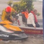 RUTA 9: RESCATAN A PASAJEROS DE UN COLECTIVO VARADO POR INUNDACIONES