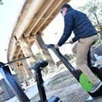 LA MUNICIPALIDAD INSTALA BICICLETAS FIJASQUE PERMITEN CARGAR EL CELULAR AL PEDALEAR