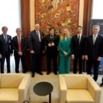 MILEI TRAE DE FRANCIA INVERSIONES Y EL RECONOCIMIENTO COMO «EL MÁS INFLUYENTE»